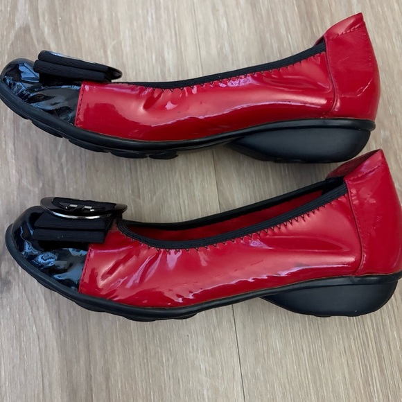 André & Nalia Woman’s 6.5 Red Patent Ballet Flats glam feminine, preppy - Picture 6 of 7